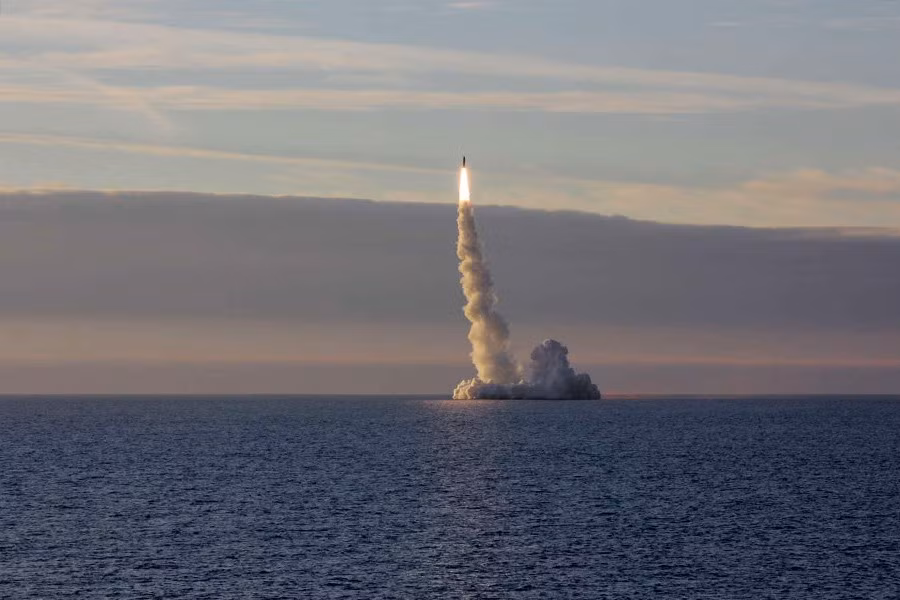 Tên lửa Bulava phóng từ biển. (Ảnh: Bộ Quốc phòng Nga).