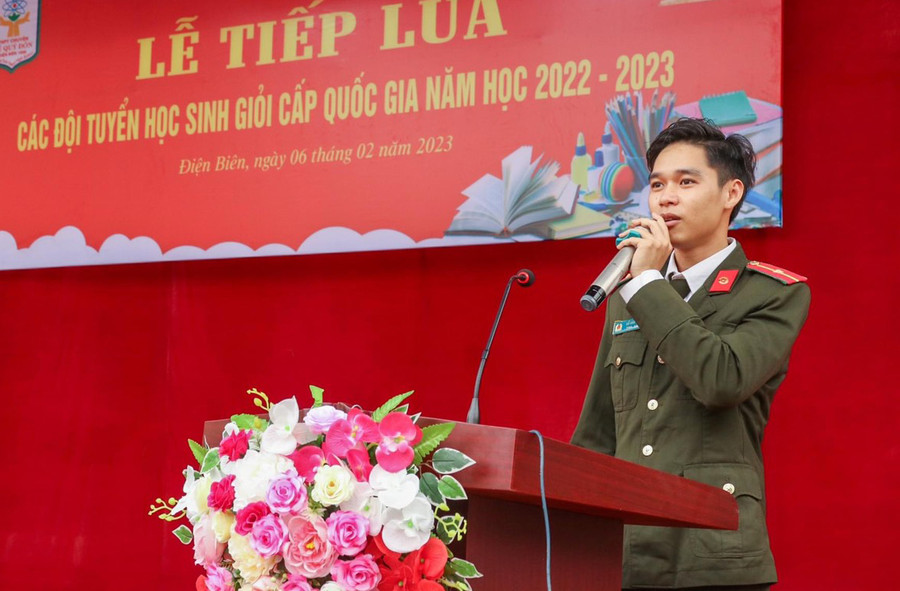 Thiếu úy Đỗ Văn Linh được Trường THPT chuyên Lê Quý Đôn (tỉnh Điện Biên) mời tham gia trò chuyện, truyền lửa cho thí sinh dự thi Học sinh giỏi.