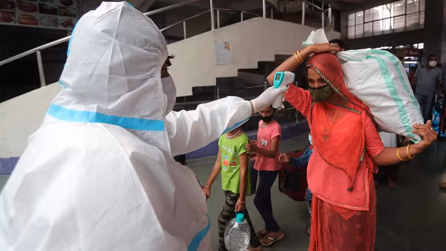 Kiểm tra thân nhiệt ở Ấn Độ.