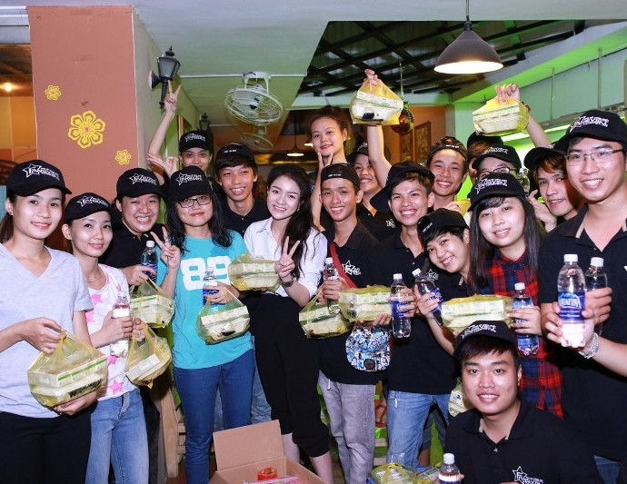 Thủy Top mặt mộc giản dị đi từ thiện giữa đêm khuya ảnh 9 Thủy Top mặt mộc giản dị đi từ thiện giữa đêm khuya ảnh 9