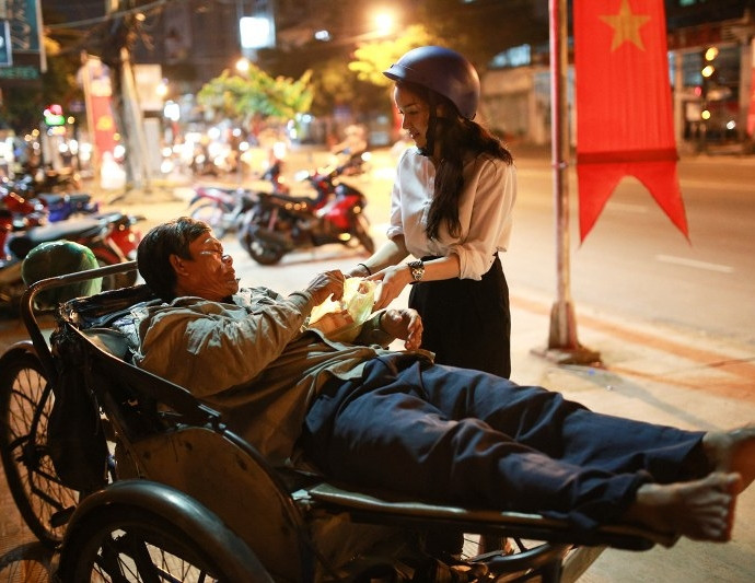 Thủy Top mặt mộc giản dị đi từ thiện giữa đêm khuya ảnh 3 Thủy Top mặt mộc giản dị đi từ thiện giữa đêm khuya ảnh 3