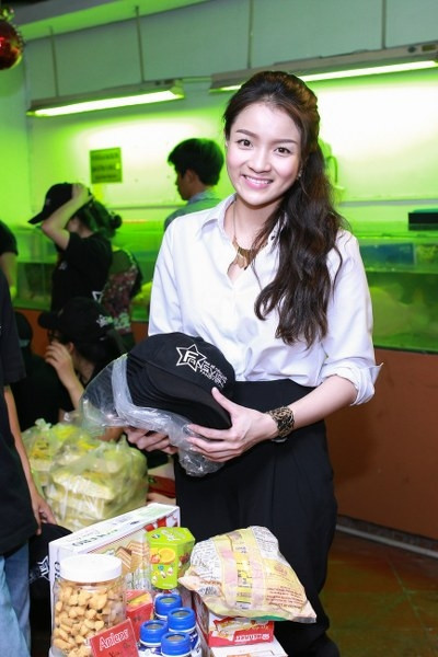 Thủy Top mặt mộc giản dị đi từ thiện giữa đêm khuya ảnh 4 Thủy Top mặt mộc giản dị đi từ thiện giữa đêm khuya ảnh 4