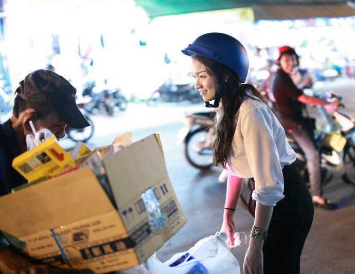 Thủy Top mặt mộc giản dị đi từ thiện giữa đêm khuya ảnh 7 Thủy Top mặt mộc giản dị đi từ thiện giữa đêm khuya ảnh 7