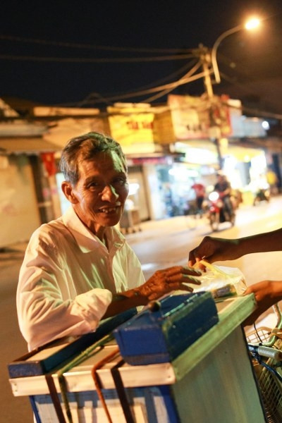 Thủy Top mặt mộc giản dị đi từ thiện giữa đêm khuya ảnh 6 Thủy Top mặt mộc giản dị đi từ thiện giữa đêm khuya ảnh 6