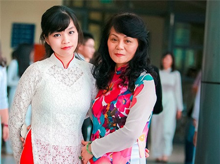 Vũ Thùy Ngân và cô giáo dạy môn Sinh học của THPT chuyên Hà Nội-Amsterdam. Ảnh: NVCC.