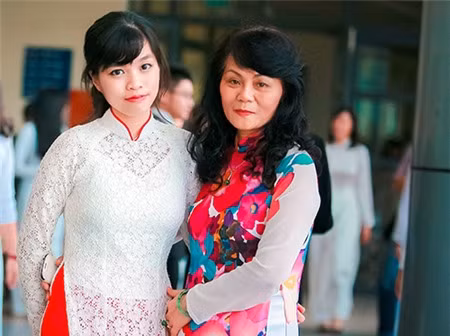 Vũ Thùy Ngân và cô giáo dạy môn Sinh học của THPT chuyên Hà Nội-Amsterdam. Ảnh: NVCC.