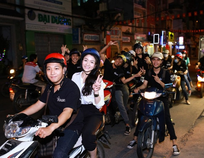 Thủy Top mặt mộc giản dị đi từ thiện giữa đêm khuya ảnh 1 Thủy Top mặt mộc giản dị đi từ thiện giữa đêm khuya ảnh 1