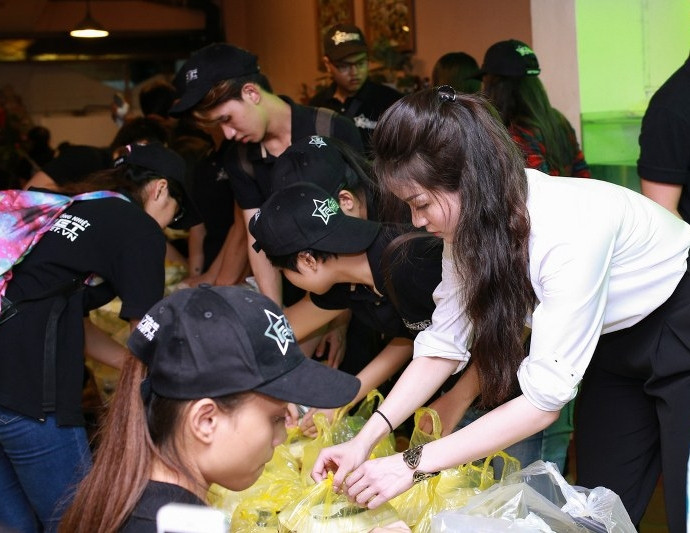 Thủy Top mặt mộc giản dị đi từ thiện giữa đêm khuya ảnh 8 Thủy Top mặt mộc giản dị đi từ thiện giữa đêm khuya ảnh 8