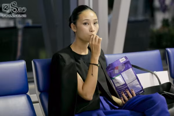 Ngọc Trinh ăn vội trong quán ốc trước khi nhận giải “Nữ hoàng Bikini Châu Á“ ảnh 10