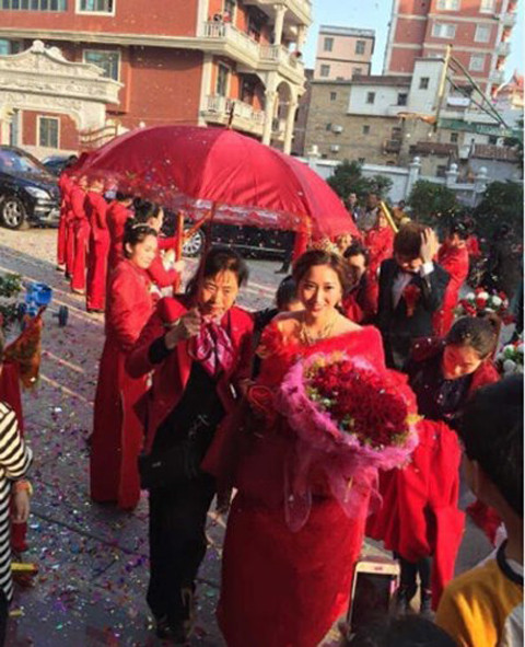 Chuyện cô dâu với số tiền hồi môn lên tới 3,88 triệu Nhân dân tệ (tương đương 594.601 USD) tại tỉnh Phúc Kiến của Trung Quốc chưa hết “nóng” thì mới đây một cô dâu khác lại tiếp tục “phá kỷ lục” trên.