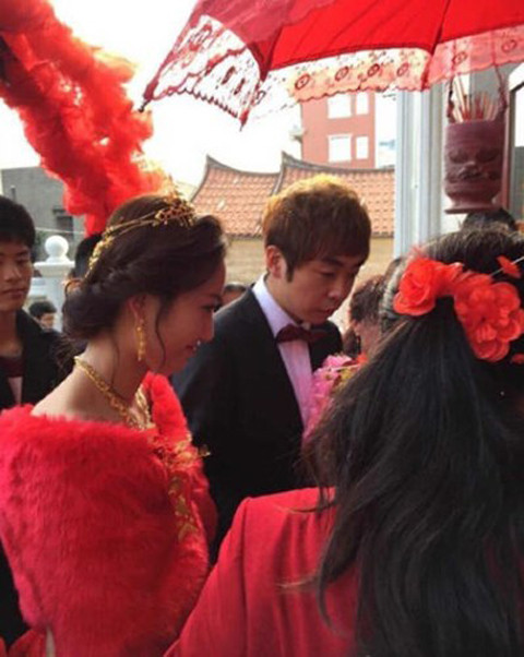 Thêm vào đó cô còn được bố mẹ đẻ tặng thêm một chiếc máy bay cá nhân để tiện cho việc di chuyển.