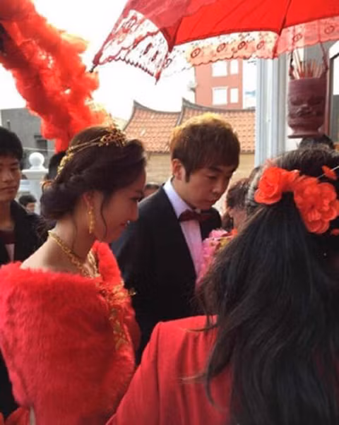 Thêm vào đó cô còn được bố mẹ đẻ tặng thêm một chiếc máy bay cá nhân để tiện cho việc di chuyển.