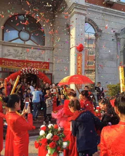 Ấn tượng hơn, tổng số của hồi môn bố mẹ đẻ cô cho là 100 triệu Nhân dân tệ (tương đương hơn 15 triệu USD).