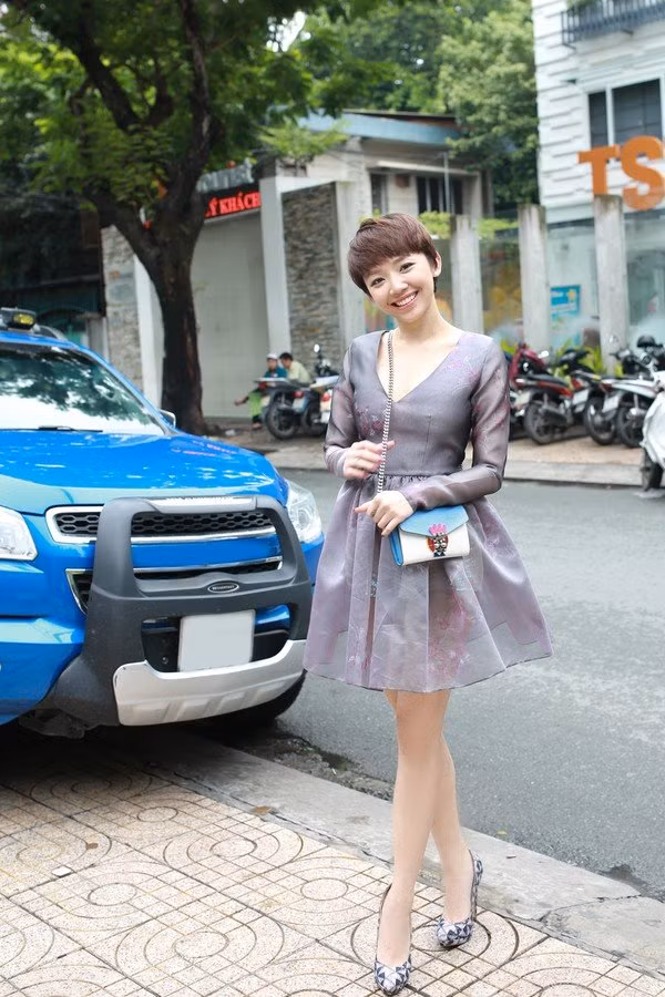 mot nam thay doi kieu toc chong mat cua toc tien hinh anh 1