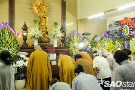 Đông đảo nghệ sĩ Việt cùng dòng người đến viếng NSƯT Út Bạch Lan - Ảnh 3 Dong dao nghe si Viet cung dong nguoi den vieng NSUT Ut Bach Lan - Anh 3