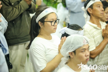 Đông đảo nghệ sĩ Việt cùng dòng người đến viếng NSƯT Út Bạch Lan - Ảnh 1 Dong dao nghe si Viet cung dong nguoi den vieng NSUT Ut Bach Lan - Anh 1