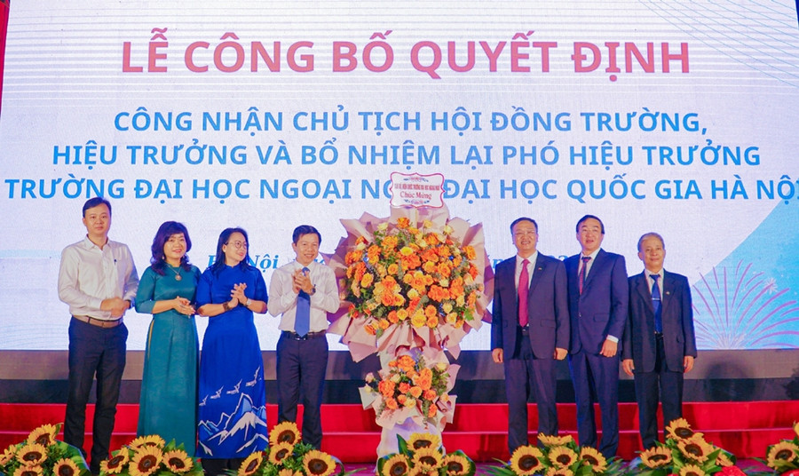 Các đại biểu chụp ảnh lưu niệm tại buổi lễ. Các đại biểu chụp ảnh lưu niệm tại buổi lễ.