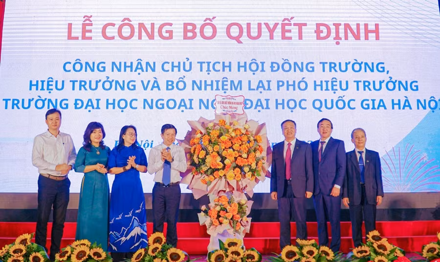 Các đại biểu chụp ảnh lưu niệm tại buổi lễ.
