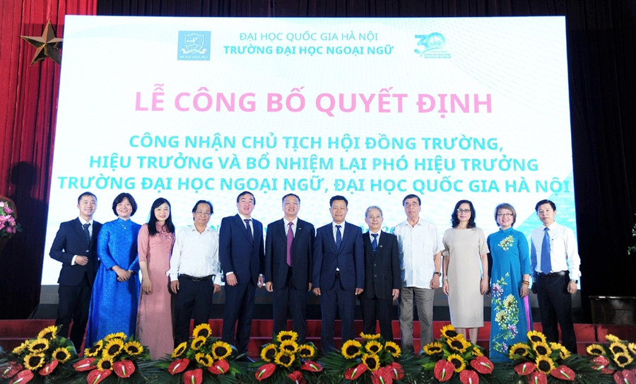 Các đại biểu chụp ảnh lưu niệm tại buổi lễ. Các đại biểu chụp ảnh lưu niệm tại buổi lễ.