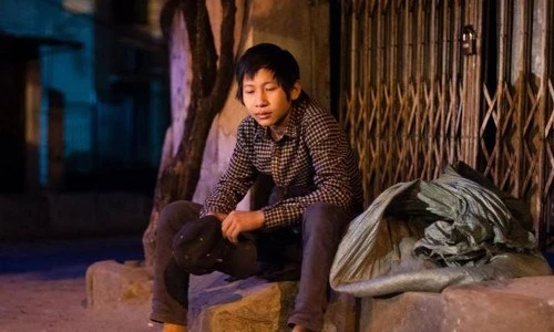 Những em bé nhặt rác làm dân mạng rơi nước mắt