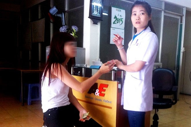 Nhân viên phòng khám Tân - Á Châu (phải) tiếp nhận bệnh nhân.