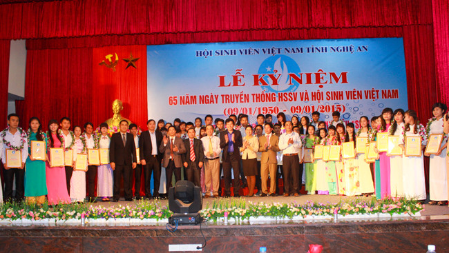 Nghệ An: Tuyên dương sinh viên 5 tốt và giải thưởng Sao tháng giêng