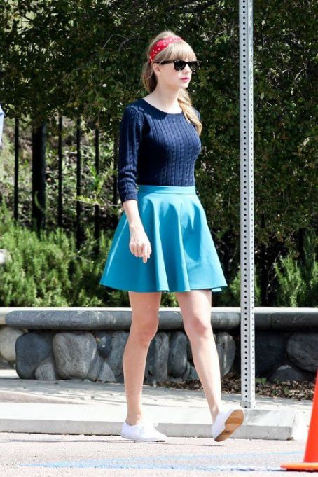 Biến tấu đồ cũ tài tình như Taylor Swift ảnh 2 Áo len cổ tròn dáng ôm là món đồ có thể mix với mọi loại chân váy. Ở đây, Taylor Swift khéo léo mix áo len vặn thừng màu tím than với chân váy lụa chữ Á mỏng xếp li màu vàng nghệ. Trên đông dưới hè tạo nên thời trang giao mùa ấn tượng.