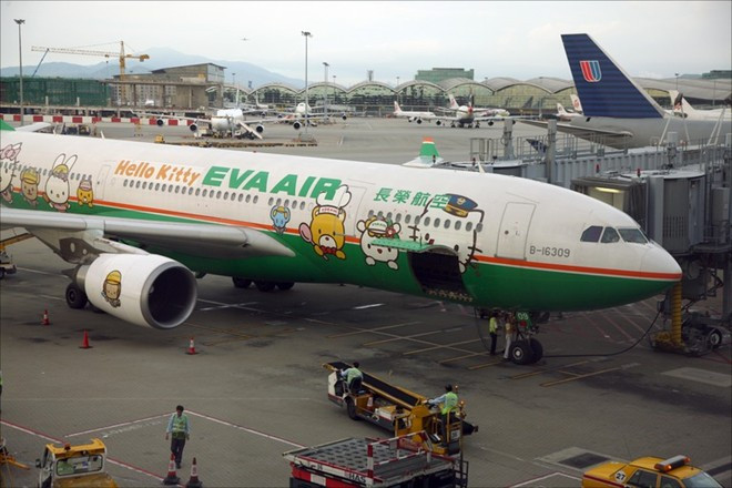 Eva Air là hãng hàng không Đài Loan nổi tiếng với biểu tượng Hello Kitty trên thân. Ngoài cách trang trí độc đáo, hành khách còn biết tới Eva Air nhờ chất lượng dịch vụ vượt trội của hãng cùng độ an toàn của các chuyến bay. 10 hãng hàng không an toàn nhất thế giới