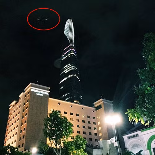 Bức ảnh nhóm bạn trẻ chụp được cho là có sự xuất hiện của UFO.
