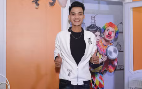 Tran Thanh lich lam toi chuc mung ba xa Hari Won ra mat 