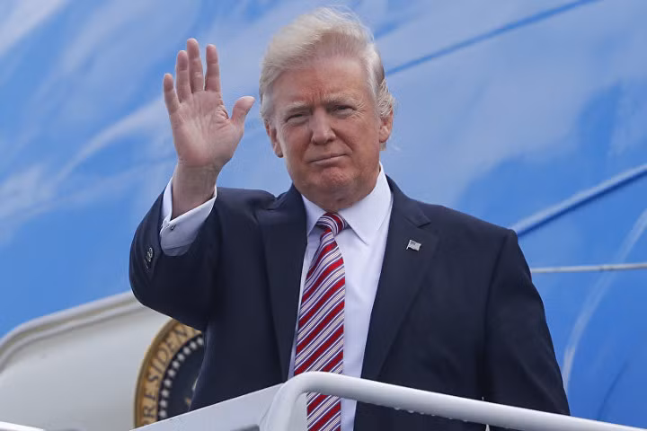 Trump gọi cáo buộc liên hệ với Nga là "trò bịp che giấu sai lầm của Clinton"