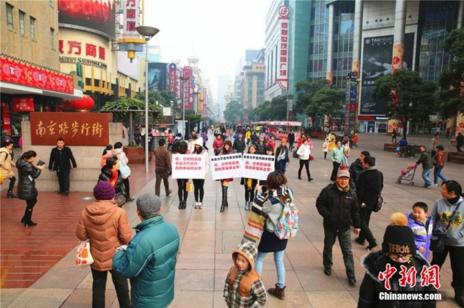 Gái ế biểu tình cầu xin bố mẹ đừng nói chuyện lấy chồng dịp Tết - Ảnh 4