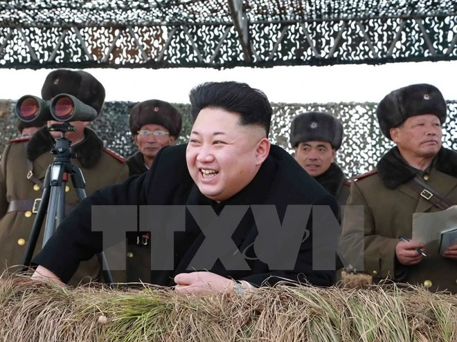 Nhà lãnh đạo Triều Tiên Kim Jong-un chỉ đạo một cuộc tập trận. (Nguồn: AFP/TTXVN)