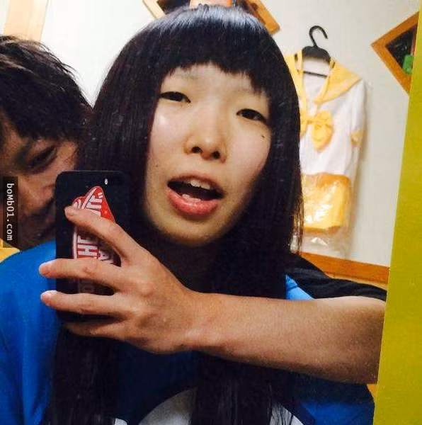 Còn đây là khuôn mặt mộc của cô