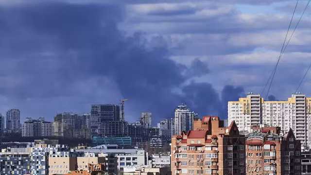 Khói bốc lên ở Kiev, Ukraine, ngày 27 tháng 2 năm 2022. (Pierre Crom/Getty Images).