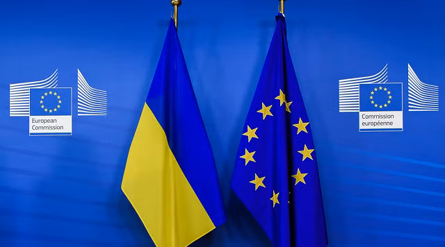 Quốc kỳ Urkaine và cờ EU.