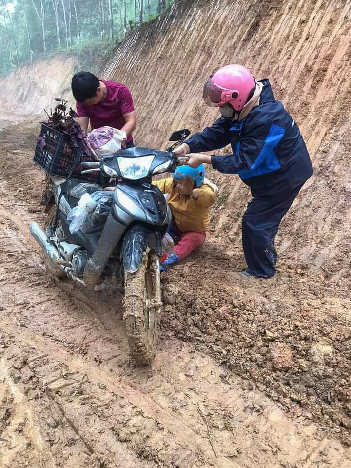 Mặc dù rất nhiều khó khăn, nhất là về giao thông, song nhiều thầy cô vẫn nỗ lực bám lớp, bám bản. Mặc dù rất nhiều khó khăn, nhất là về giao thông, song nhiều thầy cô vẫn nỗ lực bám lớp, bám bản.