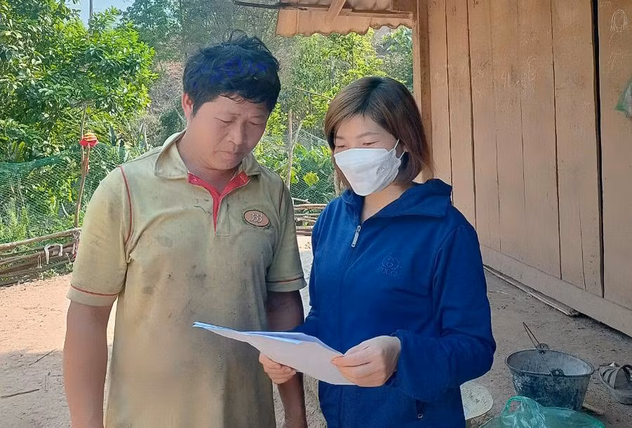 Đến nay, mặc dù giáo dục đã phát triển hơn, song hàng năm giáo viên ở vùng khó Điện Biên vẫn phải đến nhà vận động học sinh ra lớp. Đến nay, mặc dù giáo dục đã phát triển hơn, song hàng năm giáo viên ở vùng khó Điện Biên vẫn phải đến nhà vận động học sinh ra lớp.