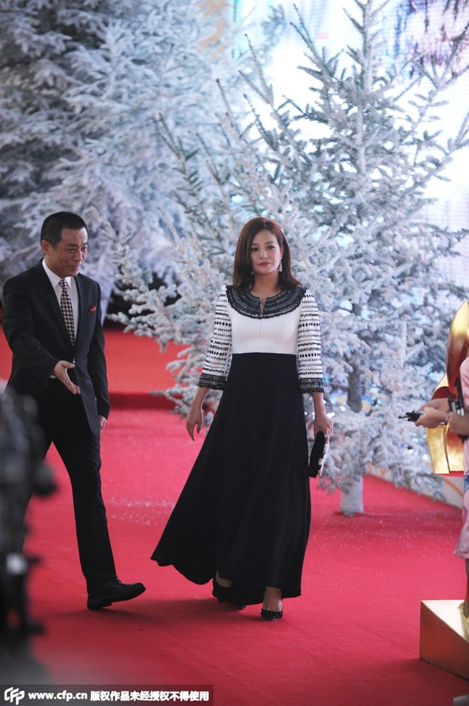 Triệu Vy xuất hiện trên thảm đỏ Kim kê Bách hoa tổ chức tại Cát Lâm với bộ váy đơn giản hai tông màu đen và trắng. Triệu Vy xuất hiện trên thảm đỏ với bộ váy đơn giản với hai tông màu đen và trắng.