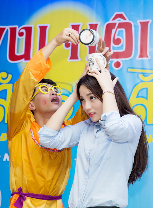 Mẹ con Kỳ Duyên giản dị đi từ thiện ảnh 6 ky-duyen6.jpg