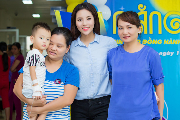 Mẹ con Kỳ Duyên giản dị đi từ thiện ảnh 9 ky-duyen4.jpg