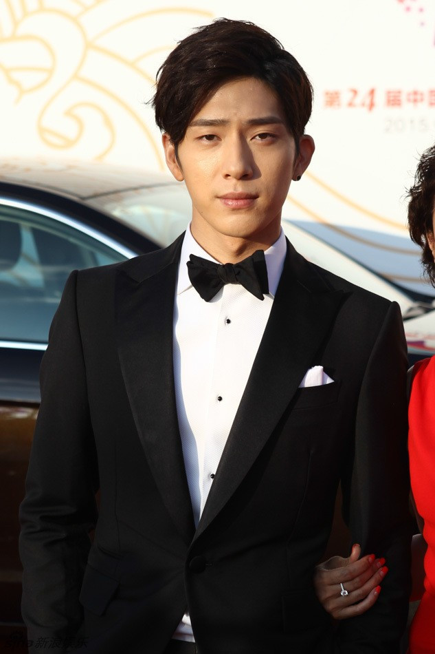 Tỉnh Bách Nhiên lịch lãm với vest. Tỉnh Bách Nhiên.