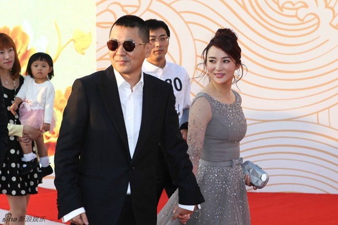 Cô xuất hiện bên ông xã Trần Kiến Bân. Cô xuất hiện bên ông xã Trần Kiến Bân.