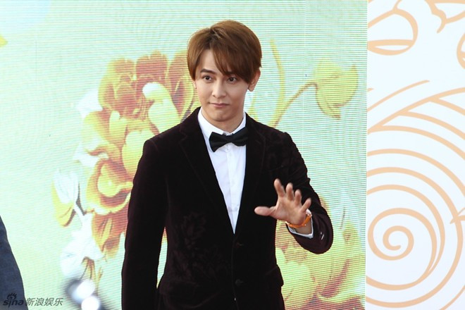 Tài tử Uông Đông Thành khác lạ với hình ảnh mới. Tài tử Uông Đông Thành khác lạ.