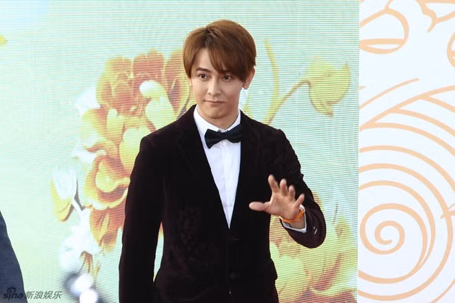 Tài tử Uông Đông Thành khác lạ.