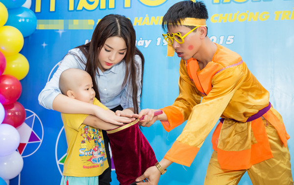 Mẹ con Kỳ Duyên giản dị đi từ thiện ảnh 7 ky-duyen8.jpg