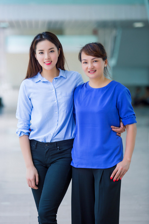 Mẹ con Kỳ Duyên giản dị đi từ thiện