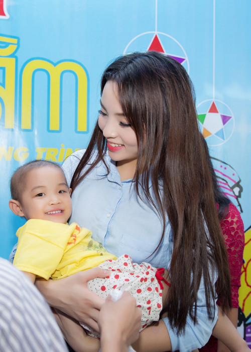 Mẹ con Kỳ Duyên giản dị đi từ thiện ảnh 8 ky-duyen7.jpg