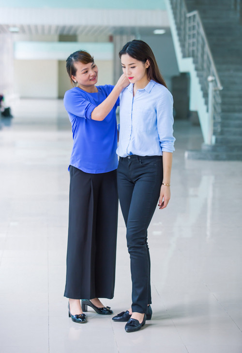 Mẹ con Kỳ Duyên giản dị đi từ thiện ảnh 2 ky-duyen2.jpg