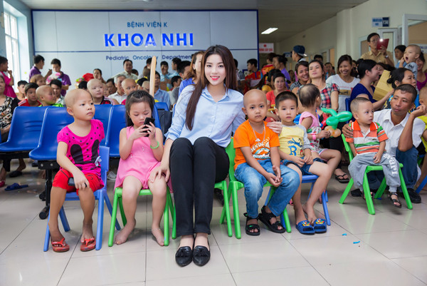 Mẹ con Kỳ Duyên giản dị đi từ thiện ảnh 4 ky-duyen10.jpg